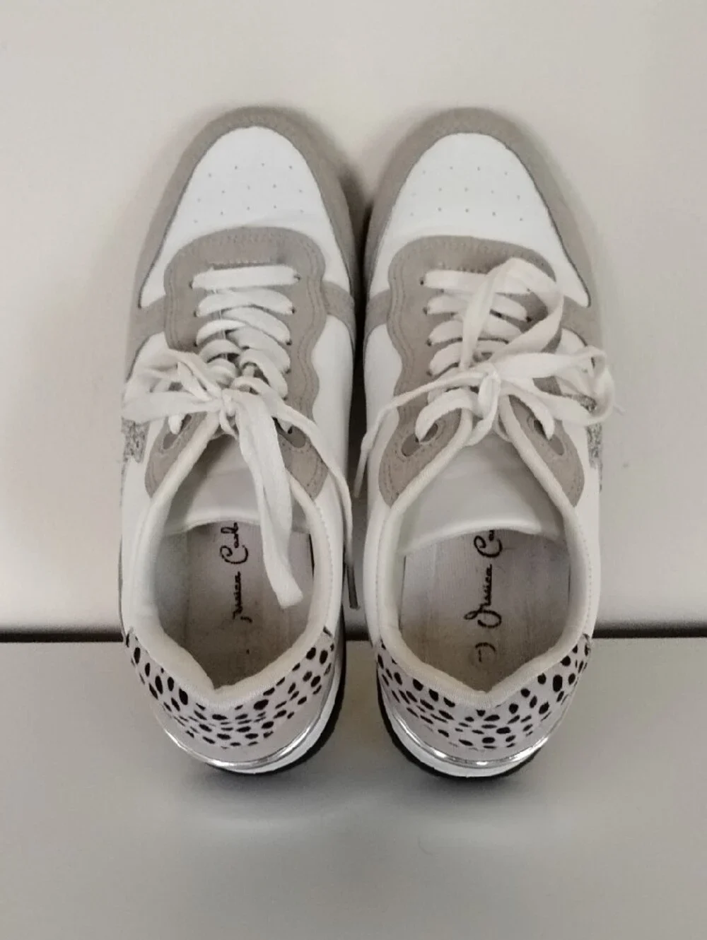 Jessica Carlyle Size 8 White & Light Gray Star Accent Lace-Up Sneakers
